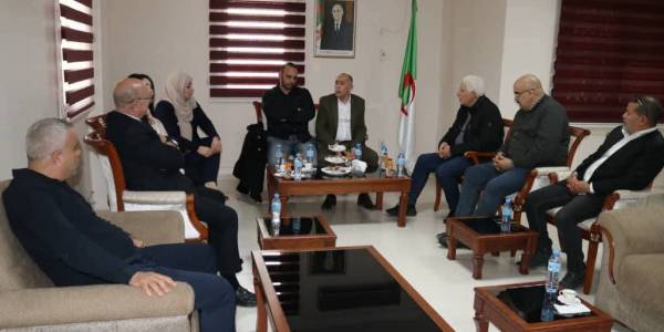 تكريم مدير جامعة بسكرة على هامش الملتقى الوطني لتطوير الرياضة الجامعية